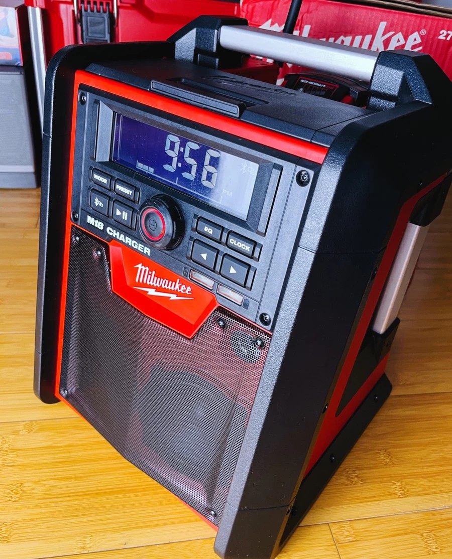 · Milwaukee 2792-20 M18 work site radio and battery charger with Bluetooth